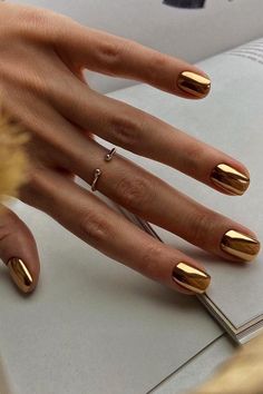 Metallic Gold nails Nails Metallic Chrome, Golden Nail Art, Golden Nails, Nagellack Trends, Gold Nail Polish, Gold Nail