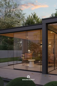 Tuinkamer met glaswanden en zwarte staanders en ringbalken van douglashout Modern Summer House, Small Backyard Landscaping Designs, Backyard Ideas On A Budget, French Doors Exterior, Terrace Decor, Modern Backyard Landscaping, Small Backyard Ideas, Building House Plans Designs