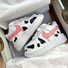 Pink Dripping with Cow Print Custom Air Force 1 Baby, Toddler, Little Kids Sneakers. Low & Mid. -Our current processing time is 3-4 weeks. We try hard to deliver as fast as we can. The best things are worth the wait. -Size Guide: Baby & Toddler (1C - 10C.) Little Kids (10.5C - 3Y) -Exactly as shown in the picture. -Lace Locks included. -Anti Crease Protector Included. -Applied Special Acrylic Paint for Shoes and Finisher for more Durability. -Waterproof and flexible. -Made in the US. -100 % Auth Paint For Shoes, Custom Baby Shoes, Air Force 1 Sneakers, Custom Shoes Diy, Baby Nike, Preppy Shoes, Custom Air Force 1