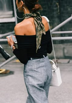 Silk Scarf Outfit, Look Expensive On A Budget, 00s Mode, How To Look Expensive, Silk Scarf Style, Look Expensive, Looks Street Style