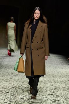 Grey Overcoat, Fall 2023 Ready To Wear, 2023 Ready To Wear, Stylish Clothes, Gucci Fashion, Car Coat, Classic Wardrobe, Dress For Success, Fall 2023