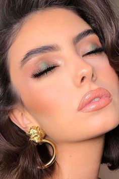 Bridesmaid Makeup Winter Wedding, Makeup Looks For Prom Green Dress, Sage Green Makeup Look Simple, Eyeshadow For Green Eyes Natural, Green Prom Dress Makeup, Emerald Green Makeup Looks Simple, Eyeshadow Looks For Work, Prom Makeup Green Dress, Prom Makeup For Brown Eyes Green Dress