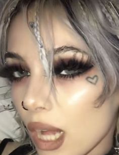 Edgy Y2k Makeup, Makeup Inspo Aesthetic Grunge, Cute Edgy Makeup, Y2k Emo Makeup, Grunge Y2k Makeup, Edgy Makeup Looks Grunge, Alt Makeup Ideas, Goth Grunge Makeup, Bleached Hair With Dark Roots