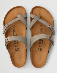 Estilo Hippie, Birkenstock Women, Birkenstock Florida, Birkenstock Sandals, Birkenstock Mayari, Buckle Sandals, Vans Authentic, Mens Outfitters, Shoe Obsession