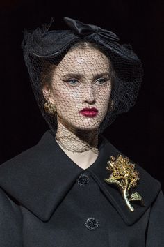 Hats With Veils, Elegant Black Hats, Black Hats, Fashion Accessories Trends, Brooch Fashion, Edgy Chic, Detail Photos, Fashion Editorial, Cool Haircuts