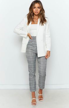 Business Casual Outfits White Blazer, Business Casual Pants For Women, Business Casual Female Outfits, White And Black Blazer Outfit, Work Outfits Fashionable, Buisness Casual Womans Outfit, Human Resources Outfit Style, Psychotherapist Outfits Women, Business Casual With Blazer For Women