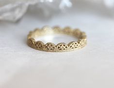 A dainty gold lace band. A feminine and unique ring. If you would prefer a custom lace ring with your own pattern, please contact us before purchase. ★Details Material: 14/18k solid yellow/white/rose gold, platinum. Lace Wedding Band, Lace Wedding Ring, Twisted Gold Ring, Geometric Diamond Ring, Milgrain Wedding Ring, Filigree Wedding Band, Filigree Wedding Ring, Lace Crown, Rose Gold Lace