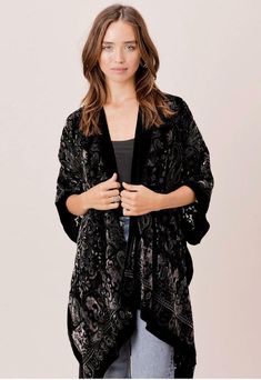 Kimono With Shorts, Dress Up Wardrobe, Paisley Kimono, Kimono Boho, Velvet Kimono, Boho Pink, Black Kimono, Burnout Velvet, Beautiful Kimonos