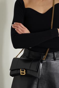 Balenciaga's 'Hourglass' bags are inspired by the label's sculptural blazers. This shoulder bag has been crafted in Italy from smooth leather and detailed with a brushed gold-tone 'B' at the front flap. The interior has multiple card slots, a zipped compartment and a handy pocket for your phone or keys. Detach the chain strap to hold it as a clutch. Balenciaga Hourglass Bag Outfit, Balanciaga Bag, Chain Bag Outfit, Balenciaga Crossbody Bag, Balenciaga Hourglass Bag, Balenciaga Wallet, Balenciaga Black, Scarf Sale, Balenciaga Bag