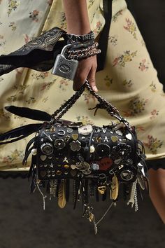 Funky Purses, Pin Bag, New Bags, Best Handbags, Estilo Punk, Pretty Bags, Spring 2017, Fashion 2017, Fashion Killa