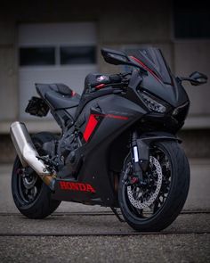 a black motorcycle parked in front of a building