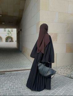 Modest Abaya Aesthetic, Modest Abaya Outfits, Hijabi Outfits Abaya, Hijabi Abaya Outfits, Abaya Winter Outfit, Abaya Girl Aesthetic, Abayas Outfit, Hijab Modest Outfits, Winter Abaya Outfits