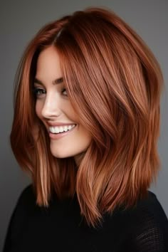 Medium Length Auburn Hair, Long Bob Red Hair, Zamatanje Poklona, Red Hair Lob, Hair Coloring Ideas, Pelo Color Vino, Red Bob Hair, Ideas For Dark Hair, 60 Hair