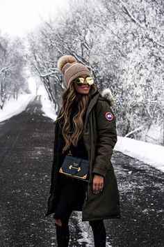 fashion blogger mia mia mine wearing a canada goose parka and a prada cahier bag Bonnet Outfit, Vinter Mode Outfits, Dressy Winter, Mia Mia Mine, Beanie Outfit, Outfits Cold, Mia Mia