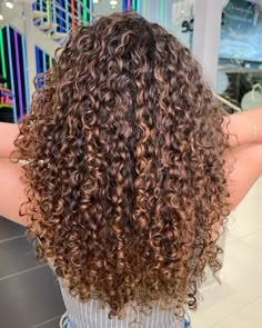 Cooper Highlights Curly Hair, Cinnamon Highlights Curly Hair, Curly Hair Chocolate Highlights, Brown Hair Colors Curly Hair, Chestnut Brown Curly Hair, Caramel Brown Curly Hair, Copper Balayage Curly Hair, Copper Highlights On Brown Hair Curly, Curly Hair With Caramel Highlights