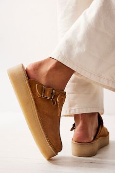 Comfortable Cute Shoes, Womens Fall Shoes, Clarks Clogs, Fall Shoes Women, Comfortable Work Shoes, Wedge Mules, Platform Mules, Platform Clogs, Suede Mules