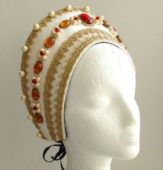 Love the pearls ... not to sure about the big jewels. Tudor Headpiece, Medieval Headpiece, Hood Style, Hood Hat, Fest Outfits, Medieval Clothing