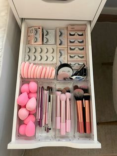 Skincare Routine And Products, Vanity Skincare, Makeup Beauty Room, Beauty Room Vanity, Room Organization Bedroom, Room Organisation, Makeup Drawer Organization, Smink Inspiration, Future Apartment Decor