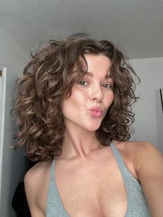 Honey Brown Hair, Short Curly Haircuts, Hairdos For Curly Hair, Wavy Curly Hair