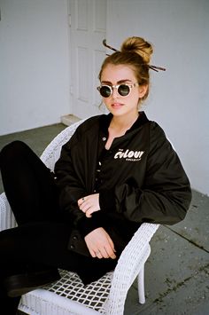 LOVE top knot, chopsticks hair, windbreaker, hippie sunglasses Chopsticks Crafts, Hippie Sunglasses, Lesbian Fashion, Cat Walk, Tomboy Fashion, Mode Inspiration, Top Knot