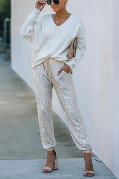 Sequin Joggers, Sequin Jogger Pants, Winter Mini Dresses, Sequin Pants, Joggers Pants, Party Kleidung, Mini Robes, Pants With Pockets, Style Party