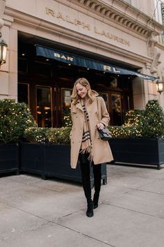 Ralph Lauren Restaurant, Burberry Scarf Outfit, Preppy Scarf, Mummy Fashion, Scarf Outfit Winter, Burberry Trenchcoat, Trench Beige, Perfect Winter Outfit, Cute Thanksgiving Outfits