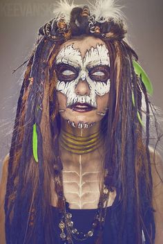 Makeup Horor, Voodoo Priestess Costume, Priestess Costume, Voodoo Costume, Masked Woman, Voodoo Halloween, Voodoo Priestess, Dreadlock Wig, Horror Make-up