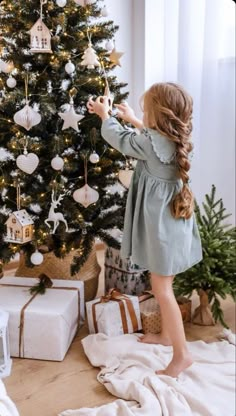 Home Christmas Photoshoot Kids, Toddler Christmas Photo Ideas, At Home Christmas Photoshoot, Toddler Christmas Photoshoot, Christmas Pictures Outfits, Love In Action