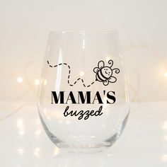 Surprise your wine-loving mom with a gift that's sure to create buzz - our "Funny Buzzed Bee" Stemless Wine Glass! This hilarious and novelty glass is the perfect way to add some humor to her wine-drinking experience. With a playful design featuring a buzzed bee, this stemless wine glass is sure to bring a smile to her face every time she takes a sip. Whether you're celebrating Mother's Day, Valentine's Day, or just want to show her some appreciation, this funny gift is sure to be a hit.  Crafted from high-quality glass, our stemless wine glass is durable and dishwasher safe for easy cleanup. Its sleek design and witty saying make it a standout addition to any mom's glassware collection. Whether she's enjoying a quiet night in or hosting a gathering with friends, this personalized wine gla Funny Wine Glass Sayings, Cricut Wine Glasses, Funny Wine Glasses, Glass Tumbler Design, Mom Wine Glass, Wine Glass Sayings, Buzz Bee, Custom Wine Glass, Wine Drinking