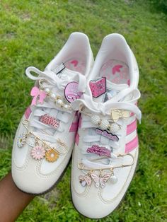 Pin Sambas, Adidas Samba Shoe Pins, Pink Sambas Adidas Women Outfit, Junk Sambas, Custom Samba Adidas, Adidas Samba Charms, Adidas Samba With Charms, Adidas Samba Decorated, Adidas With Pins