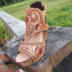 Leather Working Projects, Custom Wedding Shoes, Tooled Leather Bag, Rodeo Fashion, Moccasins Shoes, Leather Flip Flops, Wedding Heels, Tooled Leather, Cowgirl Style