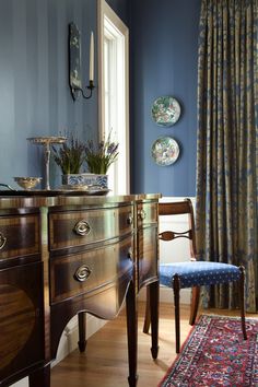 8 Secrets to Pairing Patterns With an Oriental Rug - Esmaili Rugs and Antiques, Inc. - Dallas, TX Blue Striped Walls, American Dining Room, Wall Paint Patterns, Traditional Family Room, Glazed Walls, Striped Walls, Traditional Dining Room, Wall Paint Designs, Traditional Interior