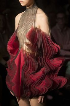 Detail Couture, Sculptural Fashion, Iris Van Herpen, Couture Mode, Black Mamba, Moda Vintage, Fall 2018, Looks Style