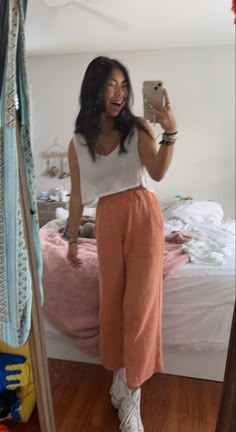 Free People Comfy Outfit, Beachy Pants Outfit, Comfy Flowy Outfits, Boho Simple Outfit, Full Coverage Summer Outfit, Beachy Outfits Aesthetic Boho, Comfy Coastal Outfits, Outfit Ideas Free People, Simple Comfy Outfits Summer