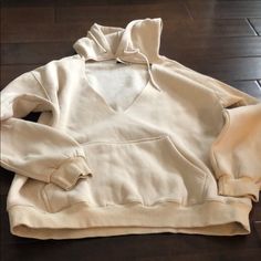 Never Worn Oversized Cream Sweatshirt, Trendy Style, Trendy Oversized Cream Sweatshirt, Oversized Cream Sweatshirt Trendy Style, Fall Beige Sweatshirt With Kangaroo Pocket, Beige Sweatshirt With Kangaroo Pocket For Fall, Cream Sweatshirt With Pockets For Fall, Beige Fall Hoodie With Kangaroo Pocket, Beige Hoodie With Kangaroo Pocket For Fall, Cream Long Sleeve Hoodie With Pockets