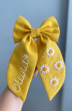 Cute Hair Accessories For Women, Hand Embroidered Daisy, Cotton Bows Diy, Bow Accessories Hair, Personalized Gifts For Girls, Embroidered Bows Hair Clips, Hair Clips Making, Embroidery Bows Hair Clips, Handmade Bows For Hair