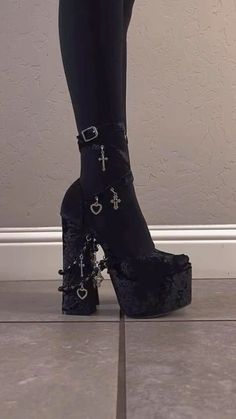 Grunge High Heels, Thigh High Goth Boots, Monster High Platform Shoes, Goth Shoes Drawing, Monster High Heels, Goth Boots Aesthetic, Emo Heels, Goth Barbie Aesthetic, Deftones Girl Aesthetic