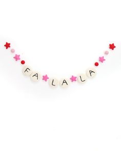 pink and red star 'fa la la' friendship bracelet garland Diy Felt Garland Christmas, Handmade Christmas Garland, Felt Holiday Garland, Diy Christmas Banner Ideas, Christmas Felt Garland Diy, Friendship Bracelet Garland, Paper Chain Decorations, Winter Felt Garland, Diy Felt Christmas Light Garland