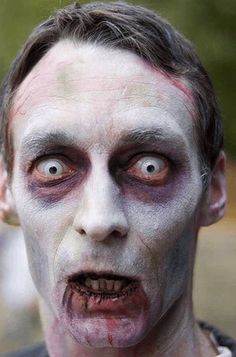 Maquiagem Halloween ZumbiFacil Easy Zombie Makeup, Zombie Face Makeup, Zombie Makeup Halloween, Male Zombie, Zombie Makeup Ideas, Zombie Face Paint, Zombie Make Up, Hd Make Up, Zombie Halloween Makeup