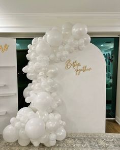 a bunch of balloons that are in the shape of a arch