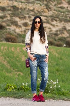 Look casual deportivo con jeans boyfriend Meltin' Pot deportivas sneakers Onitsuka Tiger y sudadera bordada Zara Burgundy Sneakers Outfit, Relax Fashion, Balance Outfit, Basket Shoes, New Balance Outfit, Casual Weekend Outfit, Flirty Outfits, Tennis Shoes Outfit, Burgundy Shoes