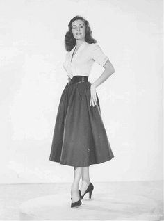 Elaine Stewart, 50s Hair, 40s Outfits, 50s Outfits, Old Hollywood Actresses, Pin Up Vintage, Old Hollywood Glam, 20th Century Fashion