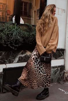 Vetement Hippie Chic, Look Animal Print, Leopard Skirt Outfit, Printed Skirt Outfit, Martens Outfit, Dr Martens Outfit, Leopard Print Outfits, Look Office, Giovanna Battaglia