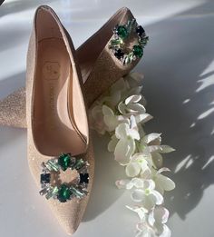 Stunning shades of green buckle shoe clips, transform your shoes into sensational pieces of art. Size 5cm dia Embellished Evening Shoe Clips, Luxury Party Shoe Clips With Crystal Embellishments, White Crystal Embellished Shoe Clips For Wedding, Vintage Shoe Clips, Crystal Shoe Clip, Pink Toes, Buckle Shoes, Womens Wedding Shoes, Shoe Clips