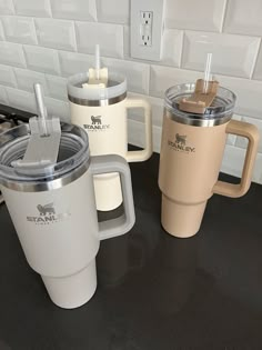 Stanley Adventure Quencher cups in Ash, Cream, and Driftwood colors on a kitchen counter Stanley Water Bottle, Stanley Products, Trendy Water Bottles, Stanley Adventure, Coffee Smoothie, Cute Water Bottles, Stanley Quencher, Cute Cups, Tea Or Coffee