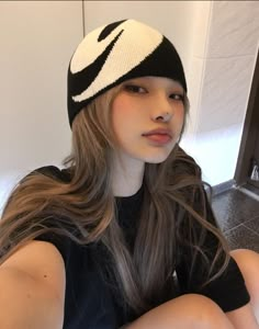 Baseball Cap Hairstyles, Baseball Jacket Outfit, Cap Hairstyles, Beanie Outfit, 사진 촬영 포즈, Stylish Photo Pose, Best Poses For Pictures, Model Aesthetic, Best Photo Poses