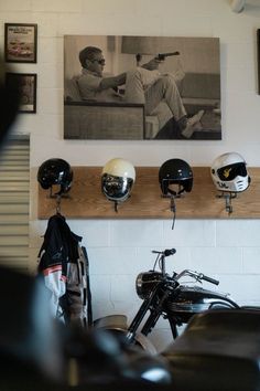 Apartment with motorcycle and motorcycle helmets. Steve McQueen King of Cool. Eran Dahan Real Estate Broker. Leather Jacket Outfit, Garage Loft, Motorcycle Garage, Garage Interior, Room Deco, Men's Leather Jacket, Jacket Outfit