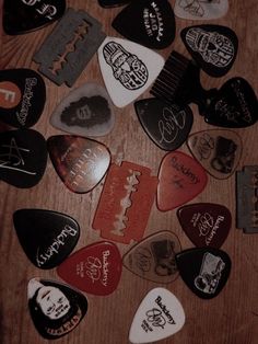 many different types of guitar picks on a table