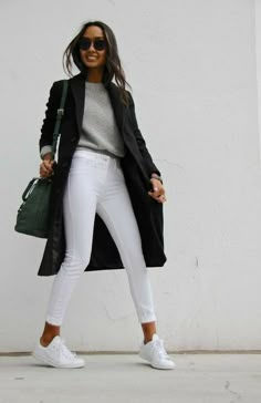 Black Coat Work Outfit, Black Coat Outfit Women, Black Coats For Women, Black Coat Outfit, Mantel Outfit, White Coats, Black Coats, Black Outerwear, Look Legging