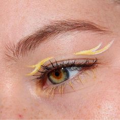 Beauty Aesthetic Makeup, Yellow Eyeliner, Graphic Makeup, Graphic Eyeliner, Eye Makeup Designs, Eyeliner Makeup, Beauty Aesthetic, Eyeliner Looks, Beauty Natural